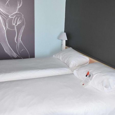Ibis Rochefort Buitenkant foto
