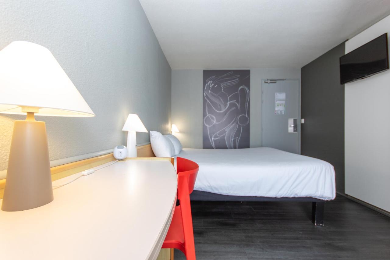Ibis Rochefort Buitenkant foto