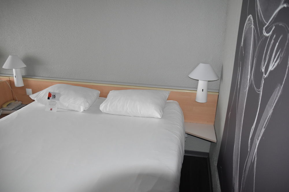 Ibis Rochefort Buitenkant foto