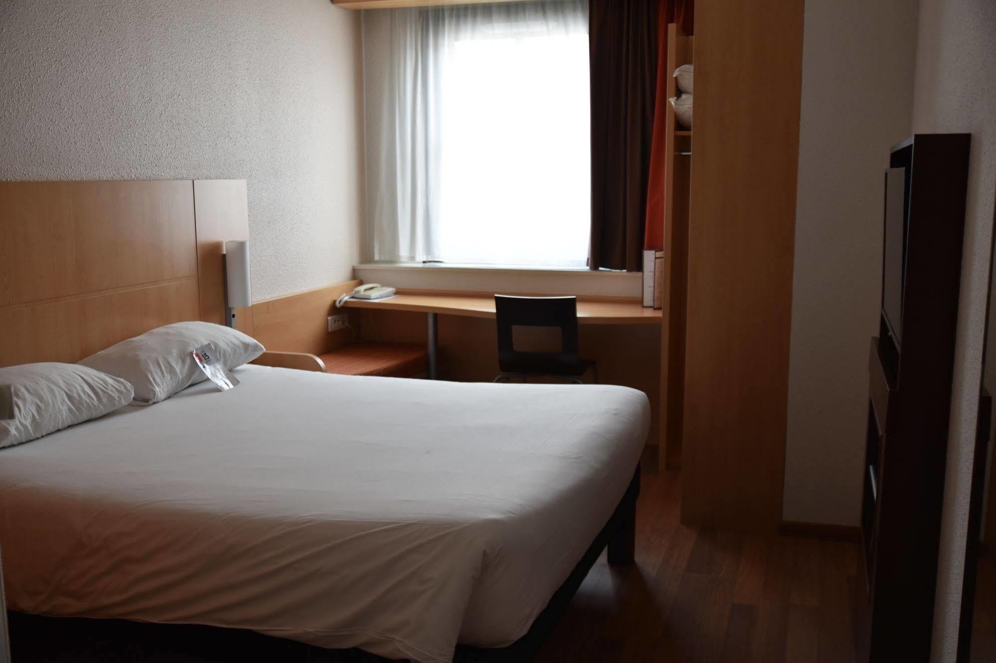 Ibis Rochefort Buitenkant foto