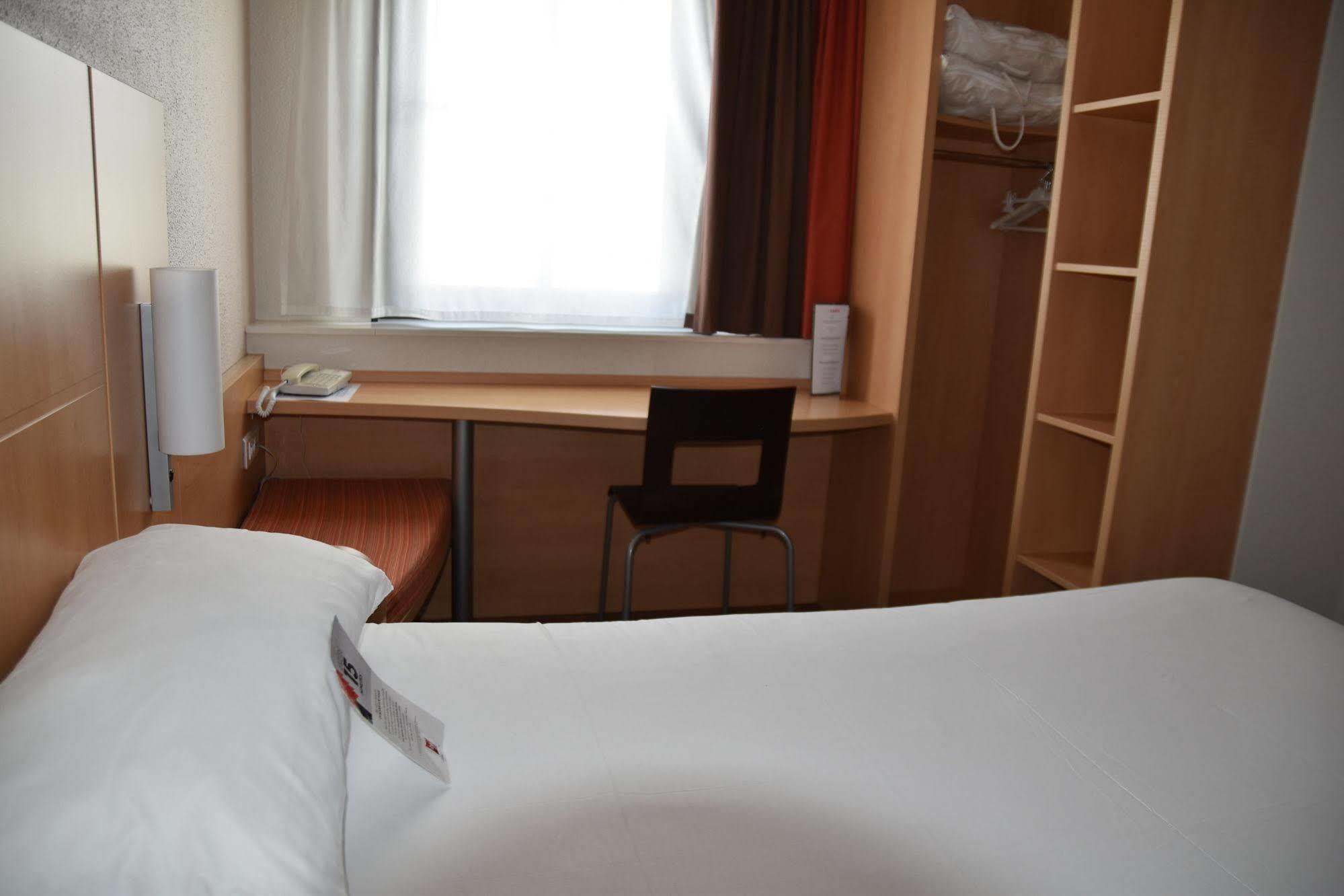Ibis Rochefort Buitenkant foto