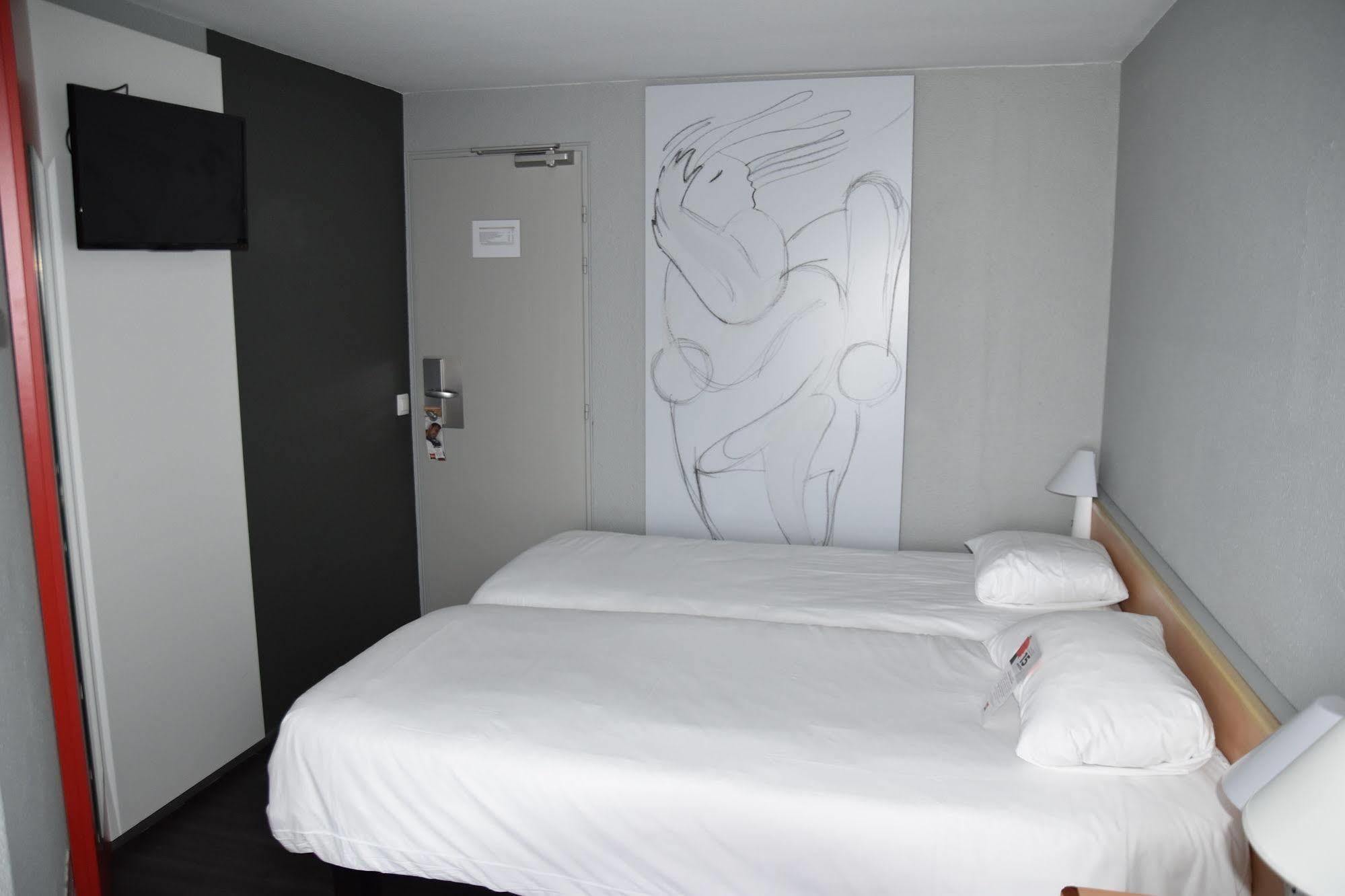 Ibis Rochefort Buitenkant foto