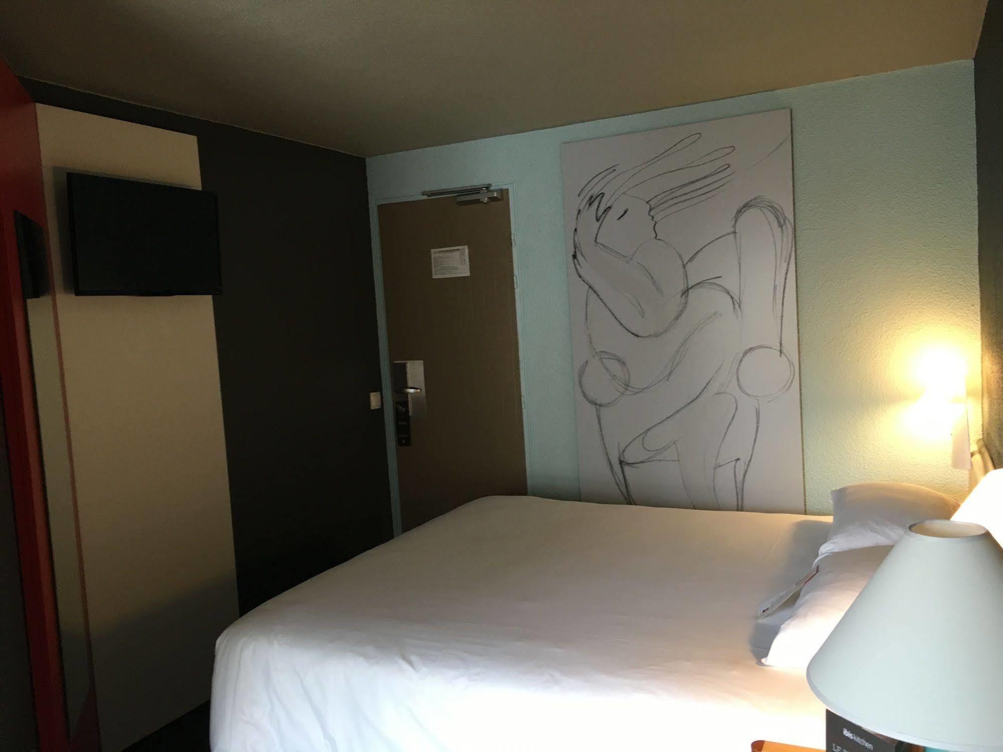 Ibis Rochefort Buitenkant foto